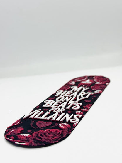Semn de Carte " My heart only beats for villains"
